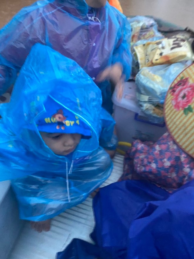 Những khoảnh khắc xúc động đến nghẹn lời ở vùng lũ- Ảnh 13.