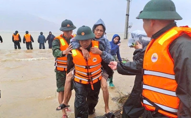 Những khoảnh khắc xúc động đến nghẹn lời ở vùng lũ- Ảnh 7.