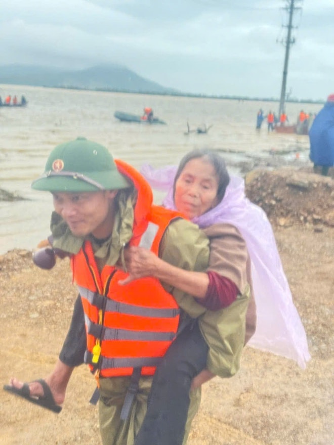 Những khoảnh khắc xúc động đến nghẹn lời ở vùng lũ- Ảnh 8.