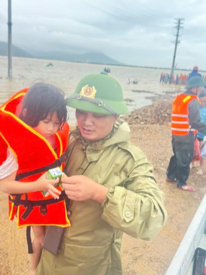 Những khoảnh khắc xúc động đến nghẹn lời ở vùng lũ- Ảnh 9.