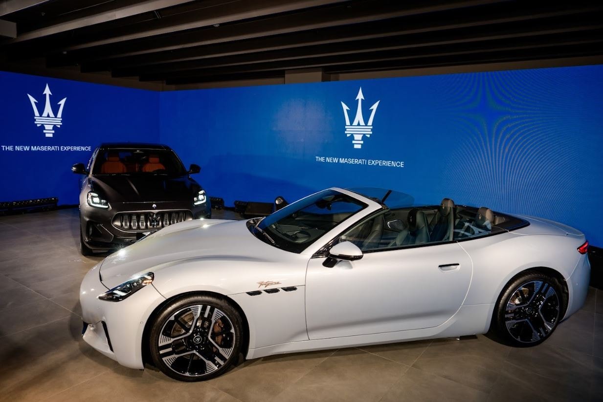 Bộ đôi xe điện Grecale Folgore (trái) và GranCabrio Folgore được giới thiệu tại Việt Nam.