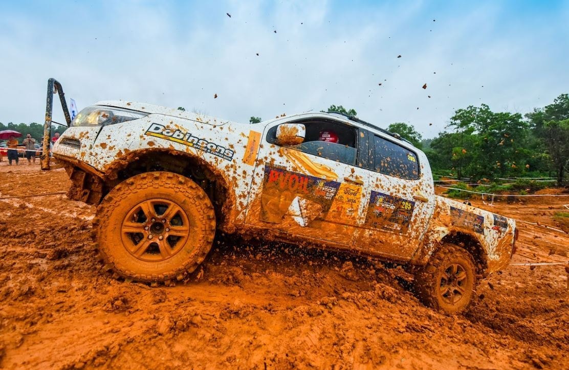 Xe thi đấu trong hạng thi Bán tải nâng cao.