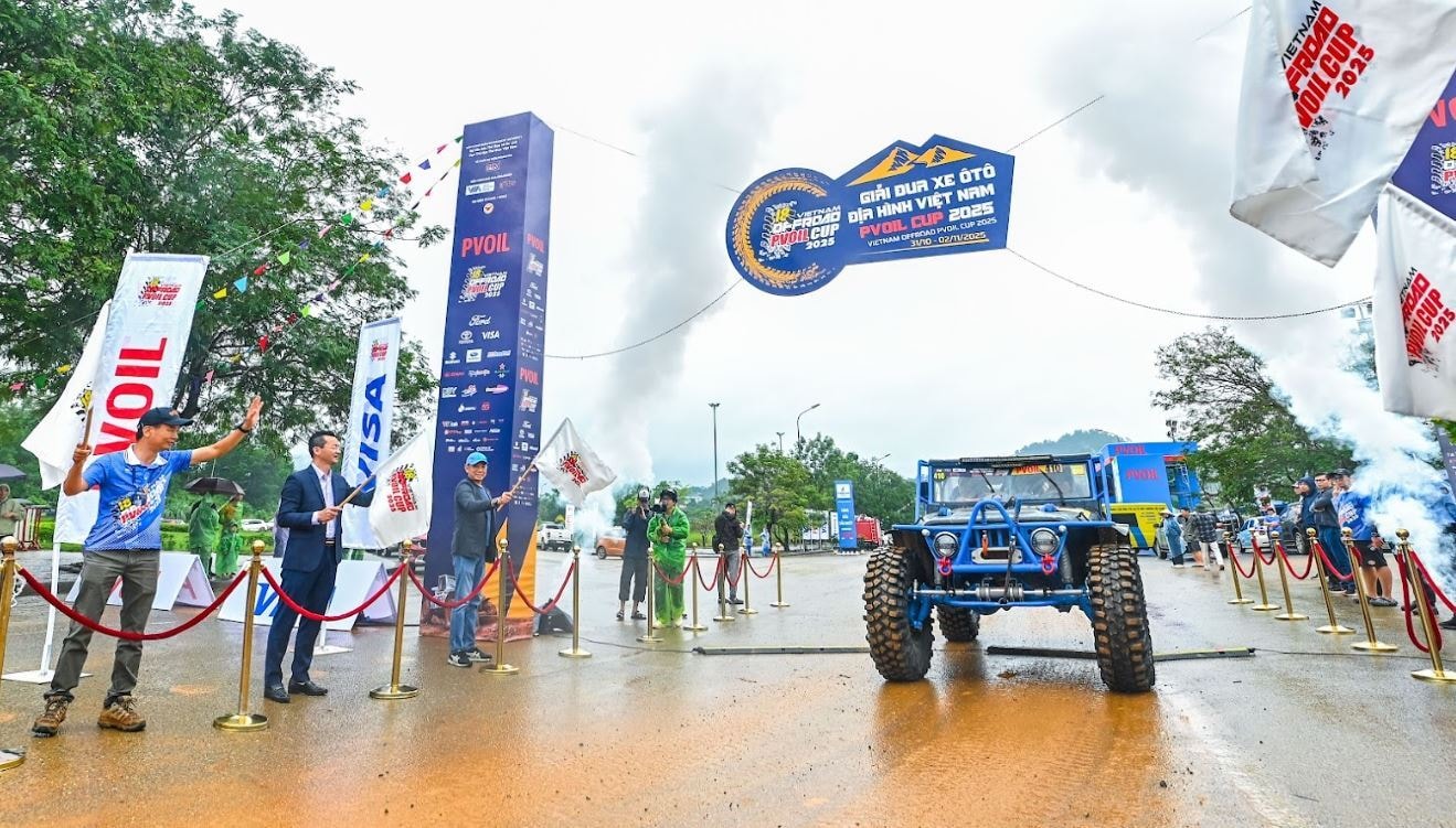 Nghi thức truyền thống khi những mẫu xe đi qua cổng chào, bắt đầu giải đua kịch tính.