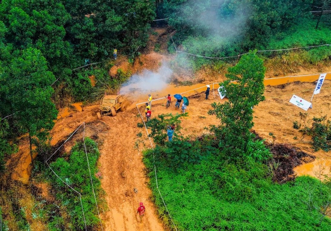 Những cột khói là điều thường thấy khi xe bị đẩy tới giới hạn vận hành, vượt qua những thử thách 