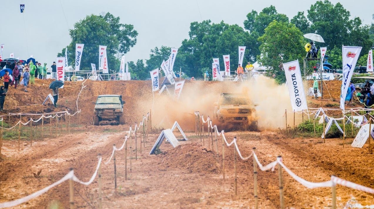 Những màn tranh tài kịch tính, nhuốm màu nâu của bùn đất đường đua.