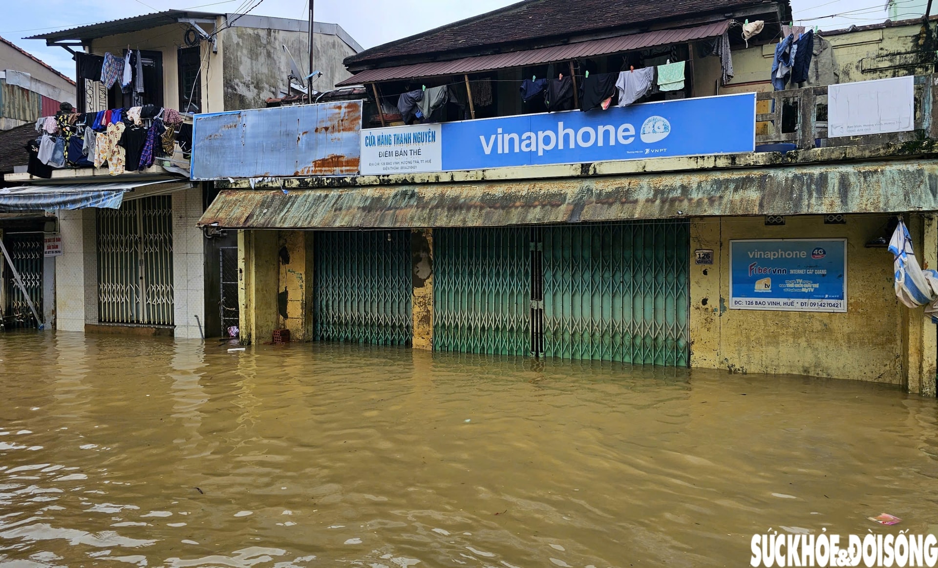 Người dân phố cổ Bao Vinh gượng dậy sau lũ lịch sử- Ảnh 1. Người dân phố cổ Bao Vinh gượng dậy sau lũ lịch sử- Ảnh 1.