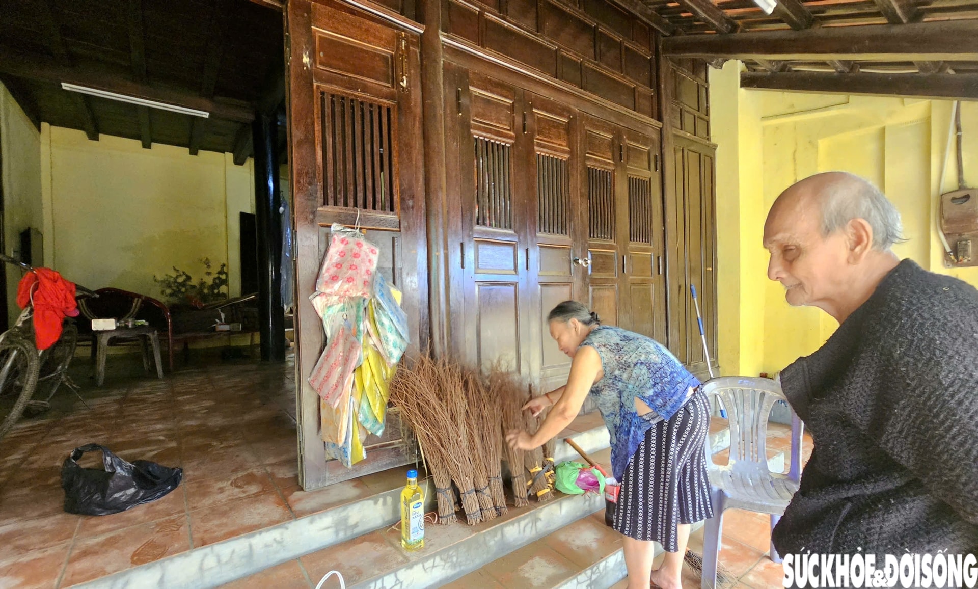 Người dân phố cổ Bao Vinh gượng dậy sau lũ lịch sử- Ảnh 5. Người dân phố cổ Bao Vinh gượng dậy sau lũ lịch sử- Ảnh 5.