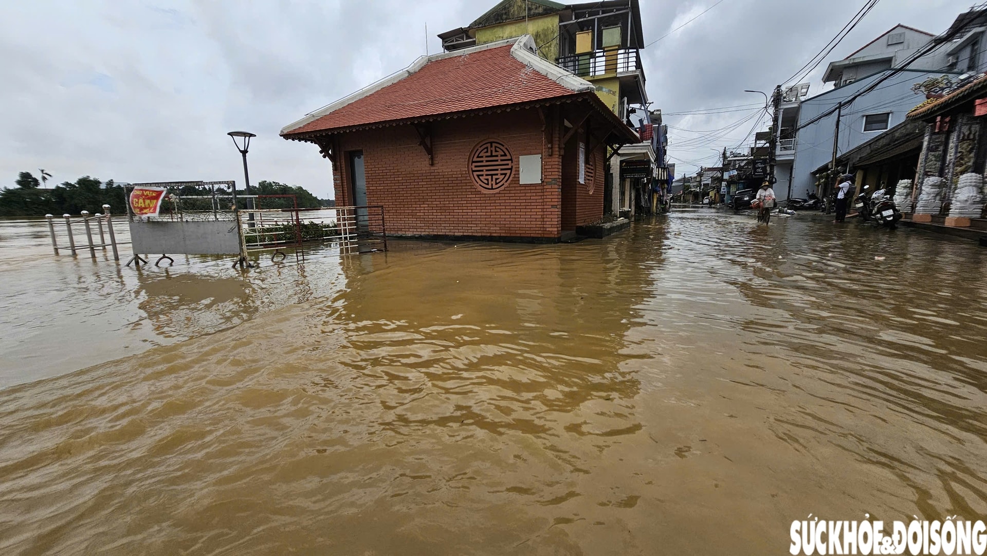 Người dân phố cổ Bao Vinh gượng dậy sau lũ lịch sử- Ảnh 8. Người dân phố cổ Bao Vinh gượng dậy sau lũ lịch sử- Ảnh 8.