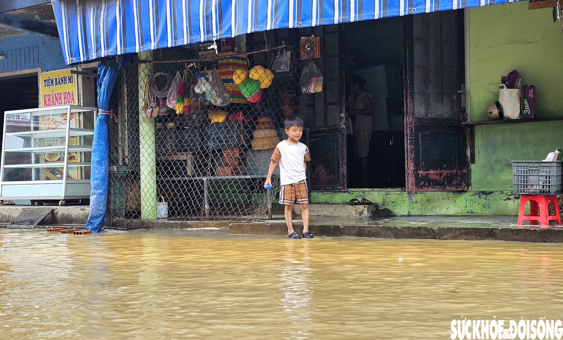Người dân phố cổ Bao Vinh gượng dậy sau lũ lịch sử- Ảnh 18. Người dân phố cổ Bao Vinh gượng dậy sau lũ lịch sử- Ảnh 18.