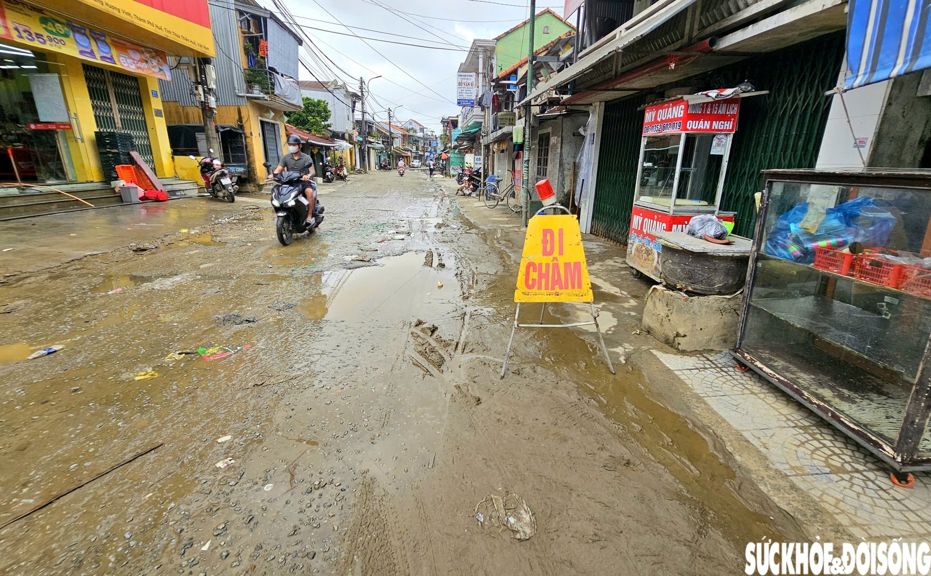 Người dân phố cổ Bao Vinh gượng dậy sau lũ lịch sử- Ảnh 19. Người dân phố cổ Bao Vinh gượng dậy sau lũ lịch sử- Ảnh 19.
