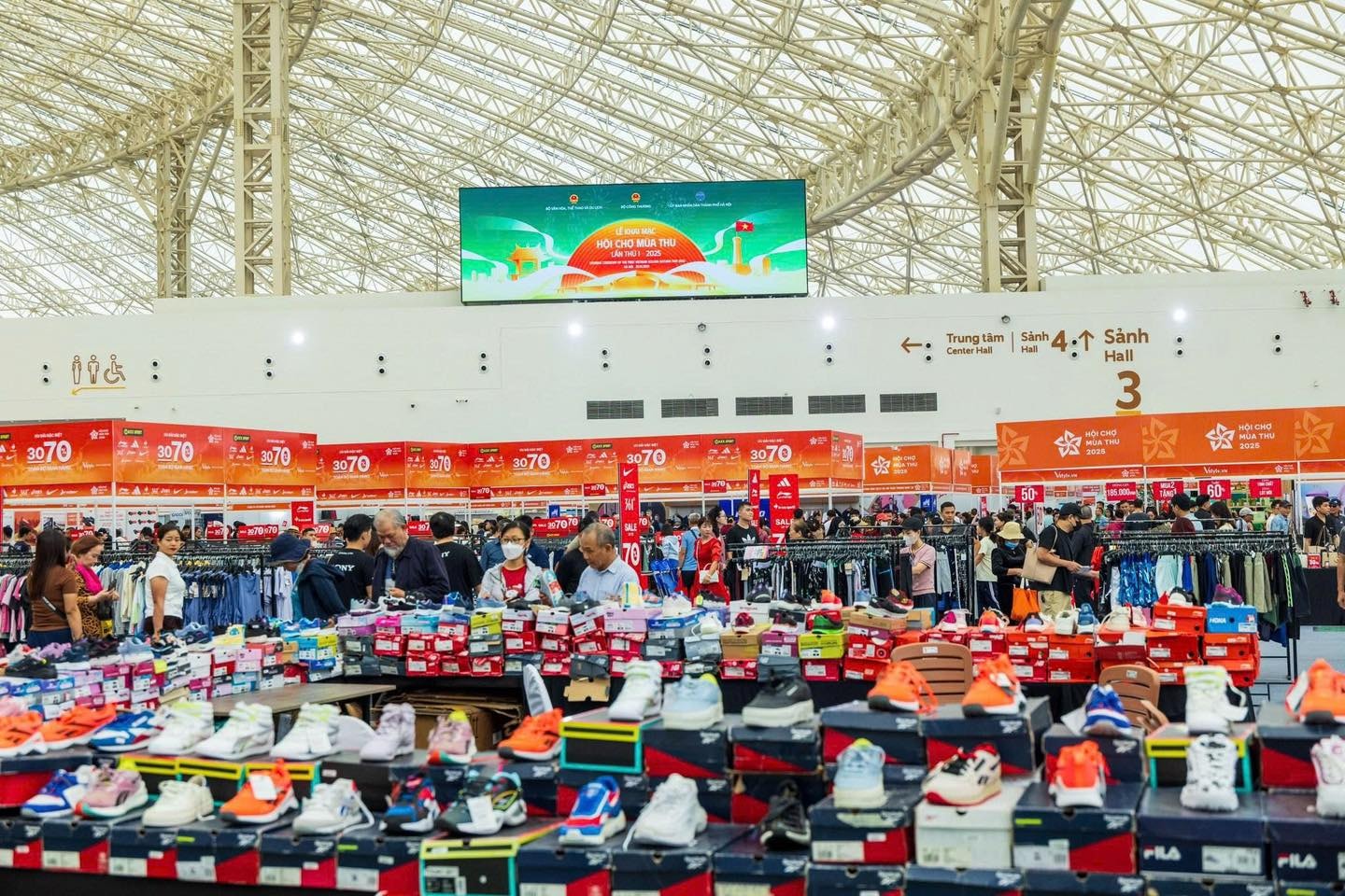 Hội chợ Mùa Thu lần thứ Nhất – 2025: Hàng thời trang giảm giá 'la liệt', người tiêu dùng săn deal 'hời'- Ảnh 1.