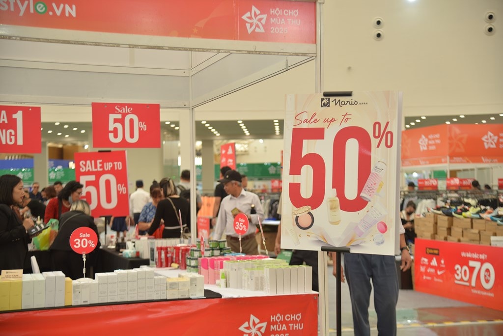 Hội chợ Mùa Thu lần thứ Nhất – 2025: Hàng thời trang giảm giá 'la liệt', người tiêu dùng săn deal 'hời'- Ảnh 2.