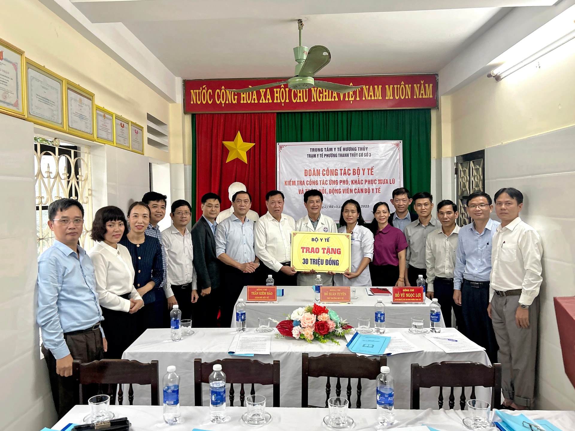 Nhân viên y tế trực nhiều ngày liên tiếp trong điều kiện mưa lũ để duy trì công tác cấp cứu, điều trị cho người dân- Ảnh 5. Nhân viên y tế trực nhiều ngày liên tiếp trong điều kiện mưa lũ để duy trì công tác cấp cứu, điều trị cho người dân- Ảnh 5.