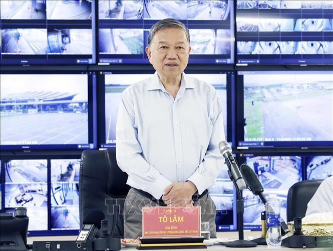 Tổng Bí thư Tô Lâm thăm, tặng quà người dân bị ảnh hưởng do mưa lũ tại Huế- Ảnh 1.