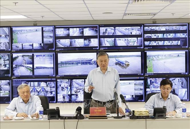 Tổng Bí thư Tô Lâm thăm, tặng quà người dân bị ảnh hưởng do mưa lũ tại Huế- Ảnh 2.