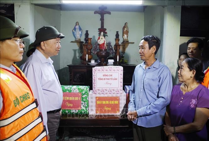 Tổng Bí thư Tô Lâm thăm, tặng quà người dân bị ảnh hưởng do mưa lũ tại Huế- Ảnh 5.