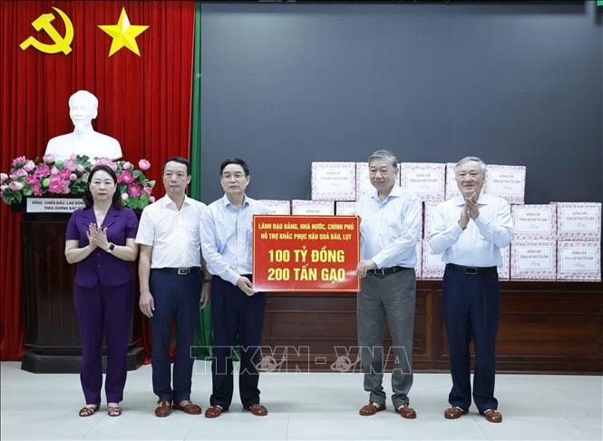 Tổng Bí thư Tô Lâm thăm, tặng quà người dân bị ảnh hưởng do mưa lũ tại Huế- Ảnh 4.