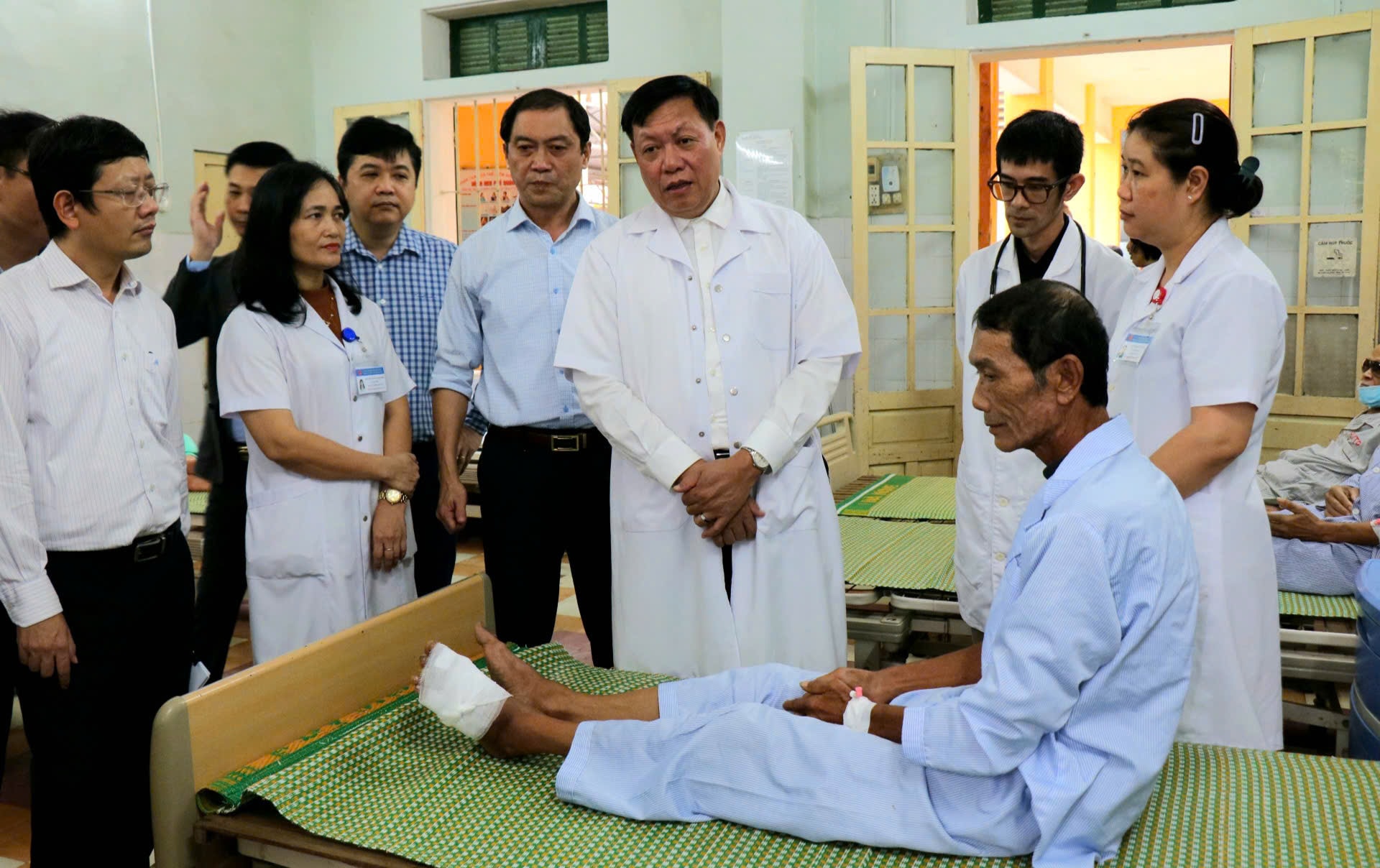 Nhân viên y tế trực nhiều ngày liên tiếp trong điều kiện mưa lũ để duy trì công tác cấp cứu, điều trị cho người dân- Ảnh 3. Nhân viên y tế trực nhiều ngày liên tiếp trong điều kiện mưa lũ để duy trì công tác cấp cứu, điều trị cho người dân- Ảnh 3.