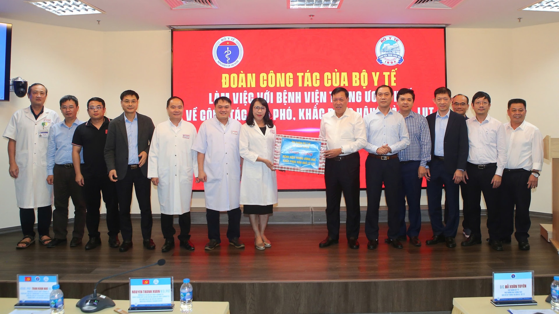 Nhân viên y tế trực nhiều ngày liên tiếp trong điều kiện mưa lũ để duy trì công tác cấp cứu, điều trị cho người dân- Ảnh 2. Nhân viên y tế trực nhiều ngày liên tiếp trong điều kiện mưa lũ để duy trì công tác cấp cứu, điều trị cho người dân- Ảnh 2.