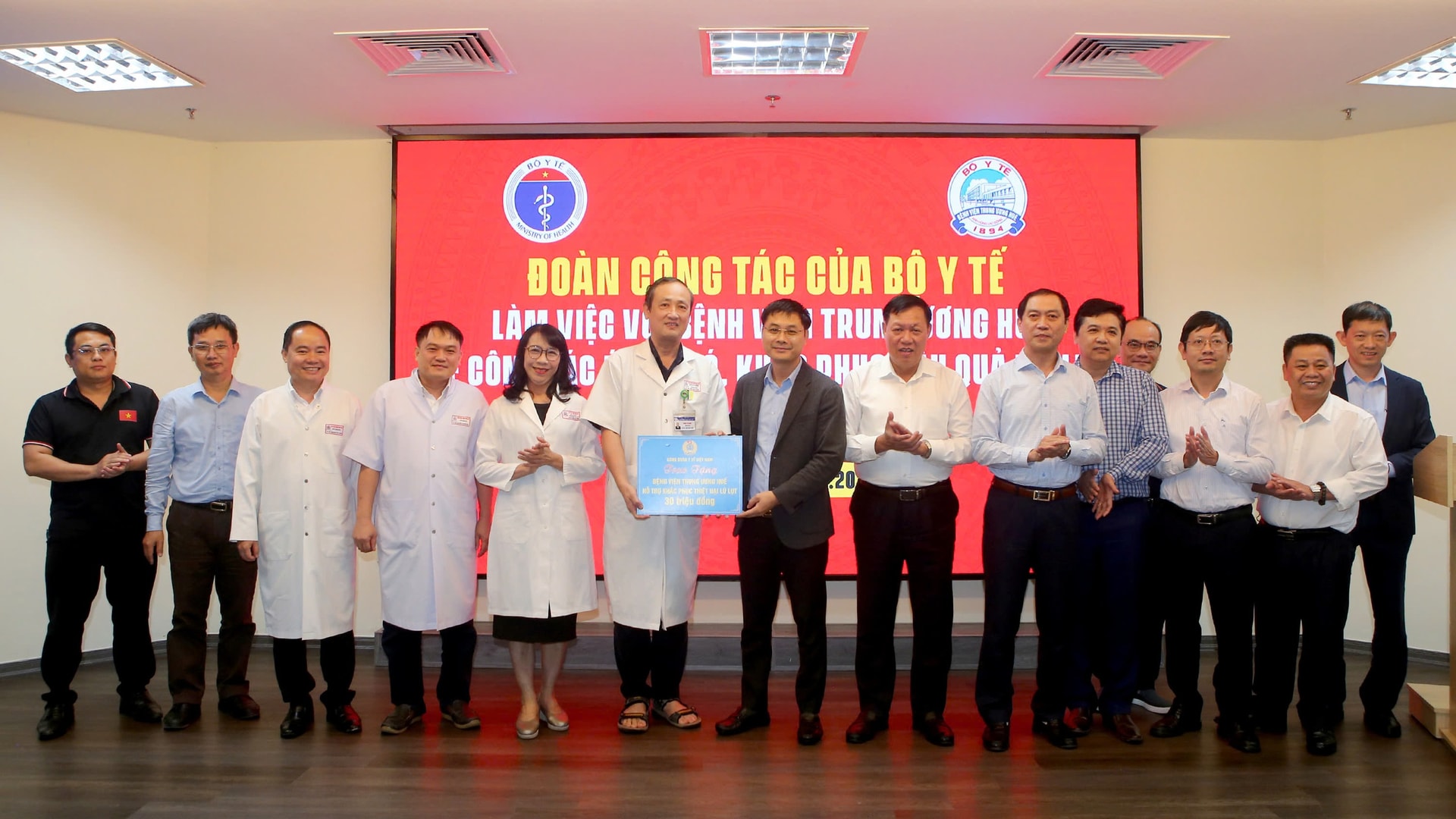 Nhân viên y tế trực nhiều ngày liên tiếp trong điều kiện mưa lũ để duy trì công tác cấp cứu, điều trị cho người dân- Ảnh 4. Nhân viên y tế trực nhiều ngày liên tiếp trong điều kiện mưa lũ để duy trì công tác cấp cứu, điều trị cho người dân- Ảnh 4.