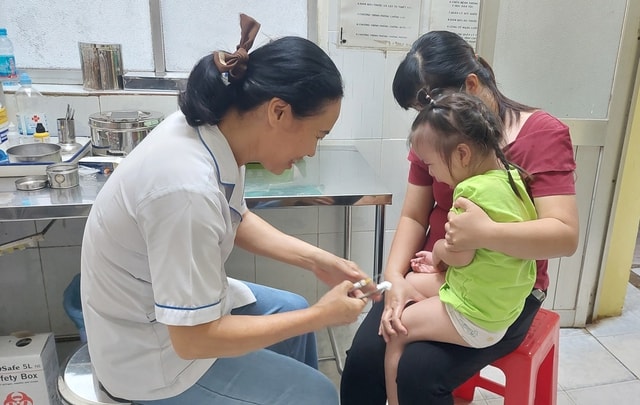 Thứ trưởng Thường trực Bộ Y tế Vũ Mạnh Hà thăm, tặng thiết bị y tế cho tuyến cơ sở tại Đồng Nai- Ảnh 2.