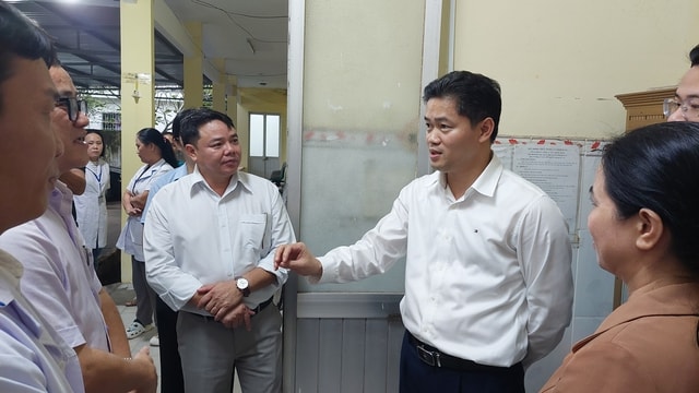 Thứ trưởng Thường trực Bộ Y tế Vũ Mạnh Hà thăm, tặng thiết bị y tế cho tuyến cơ sở tại Đồng Nai- Ảnh 1.