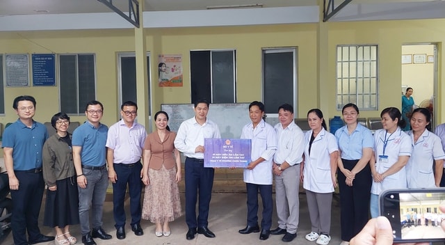 Thứ trưởng Thường trực Bộ Y tế Vũ Mạnh Hà thăm, tặng thiết bị y tế cho tuyến cơ sở tại Đồng Nai- Ảnh 3.