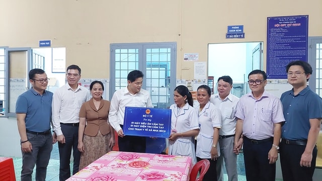 Thứ trưởng Thường trực Bộ Y tế Vũ Mạnh Hà thăm, tặng thiết bị y tế cho tuyến cơ sở tại Đồng Nai- Ảnh 6.