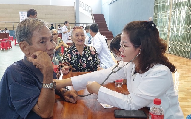 Chăm sóc sức khỏe đồng bào vùng sâu, vùng xa luôn là ưu tiên hàng đầu của ngành Y tế- Ảnh 2.