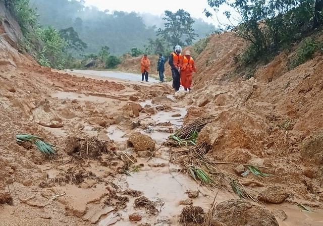 Thót tim cảnh dựng cầu tạm đưa cô giáo mang thai qua dòng lũ chảy xiết- Ảnh 4.