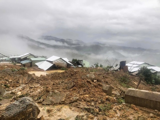 Sạt lở kinh hoàng vùi lấp 6 ngôi nhà, người đàn ông mắc kẹt trong đống đổ nát- Ảnh 1.