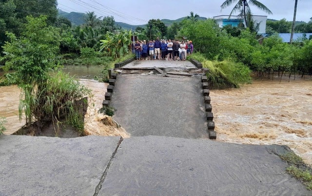 Mưa lớn làm sập cầu, hàng trăm hộ dân ở Quảng Ngãi bị cô lập- Ảnh 1.