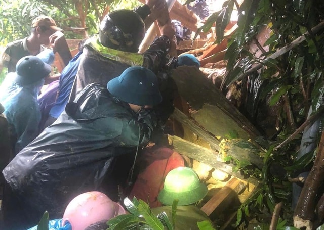 Sạt lở kinh hoàng vùi lấp 6 ngôi nhà, người đàn ông mắc kẹt trong đống đổ nát- Ảnh 2.