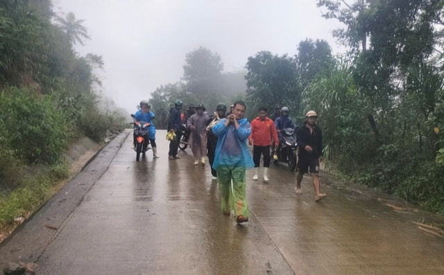 Sạt lở kinh hoàng vùi lấp 6 ngôi nhà, người đàn ông mắc kẹt trong đống đổ nát- Ảnh 3.