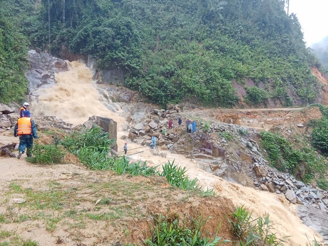 Thót tim cảnh dựng cầu tạm đưa cô giáo mang thai qua dòng lũ chảy xiết- Ảnh 1.