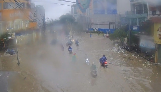 Huế cảnh báo mưa lũ, một số tuyến đường ngập trở lại- Ảnh 1.