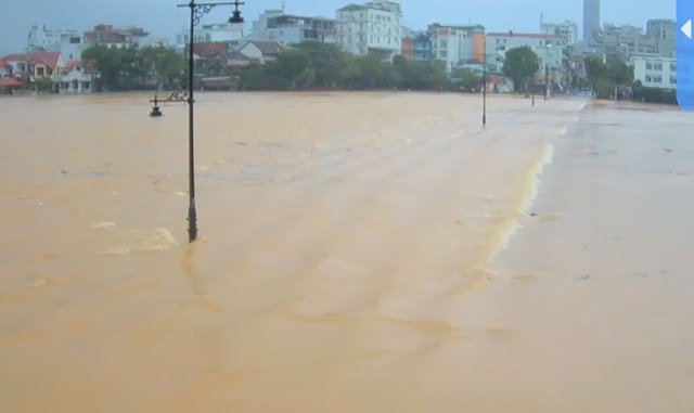 Huế cảnh báo mưa lũ, một số tuyến đường ngập trở lại- Ảnh 2.