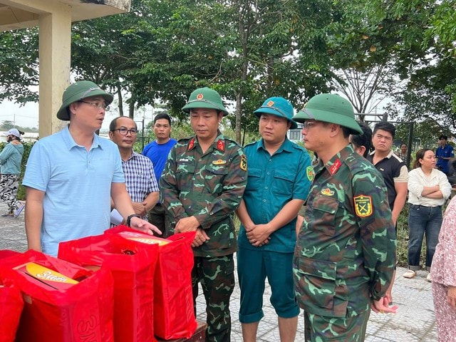 Phường ở Huế bị lũ vây nhiều ngày phản bác thông tin sai lệch trong cứu trợ- Ảnh 2.