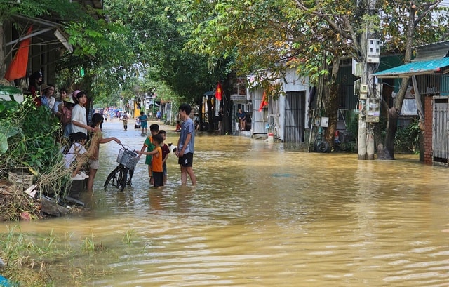 Phường ở Huế bị lũ vây nhiều ngày phản bác thông tin sai lệch trong cứu trợ- Ảnh 1.