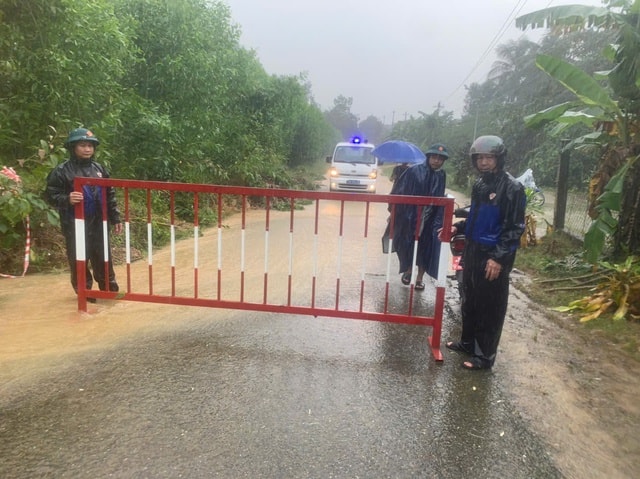 Đỉnh đồi ở Huế xuất hiện vết nứt hở hơn 1m- Ảnh 2.