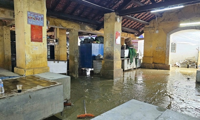 Người dân phố cổ Bao Vinh gượng dậy sau lũ lịch sử- Ảnh 12. Người dân phố cổ Bao Vinh gượng dậy sau lũ lịch sử- Ảnh 12.