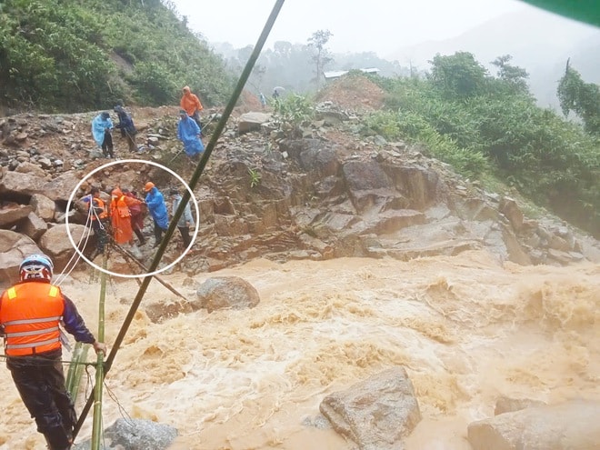 Thót tim cảnh dựng cầu tạm đưa cô giáo mang thai qua dòng lũ chảy xiết- Ảnh 2.