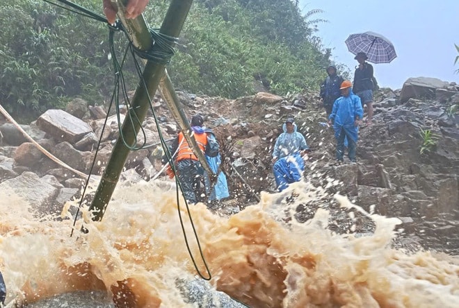 Thót tim cảnh dựng cầu tạm đưa cô giáo mang thai qua dòng lũ chảy xiết- Ảnh 3.