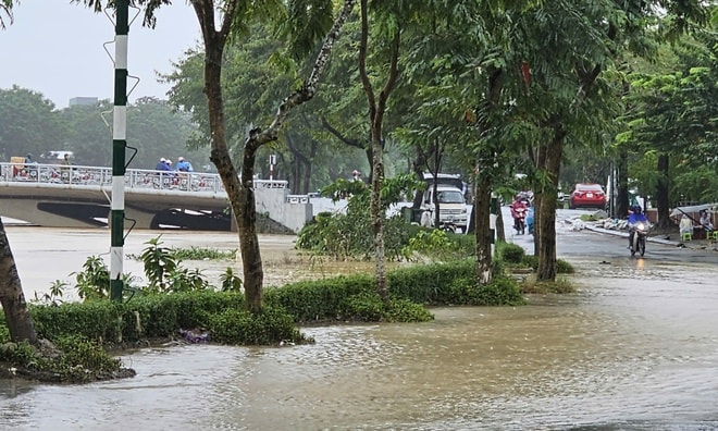 Huế cảnh báo mưa lũ, một số tuyến đường ngập trở lại- Ảnh 3.
