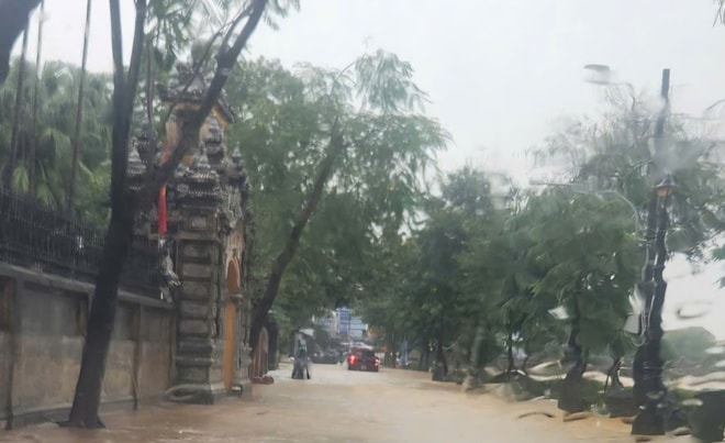 Huế cảnh báo mưa lũ, một số tuyến đường ngập trở lại- Ảnh 4.