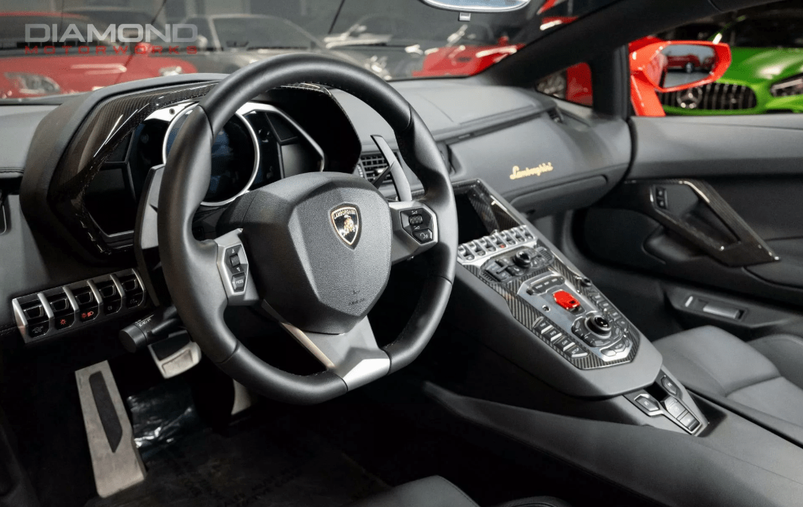 Vô lăng cùng hệ thống buồng lái được giữ nguyên như mới. (Ảnh: Carscoops)