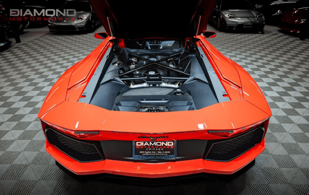 Hệ thống động cơ của xe gần như mới. (Ảnh: Carscoops)