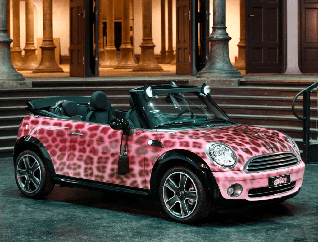 Chiếc Mini Cooper màu hồng phủ họa tiết da báo cùng tên Katy Perry do BMW tặng nữ ca sĩ. (Ảnh: Supercar Blondie)