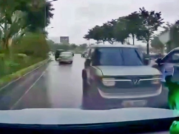 Phạt 19 triệu đồng nữ tài xế điều khiển ô tô đi ngược chiều trên đường Võ Chí Công - Ảnh 1. Phạt 19 triệu đồng nữ tài xế điều khiển ô tô đi ngược chiều trên đường Võ Chí Công - Ảnh 1.