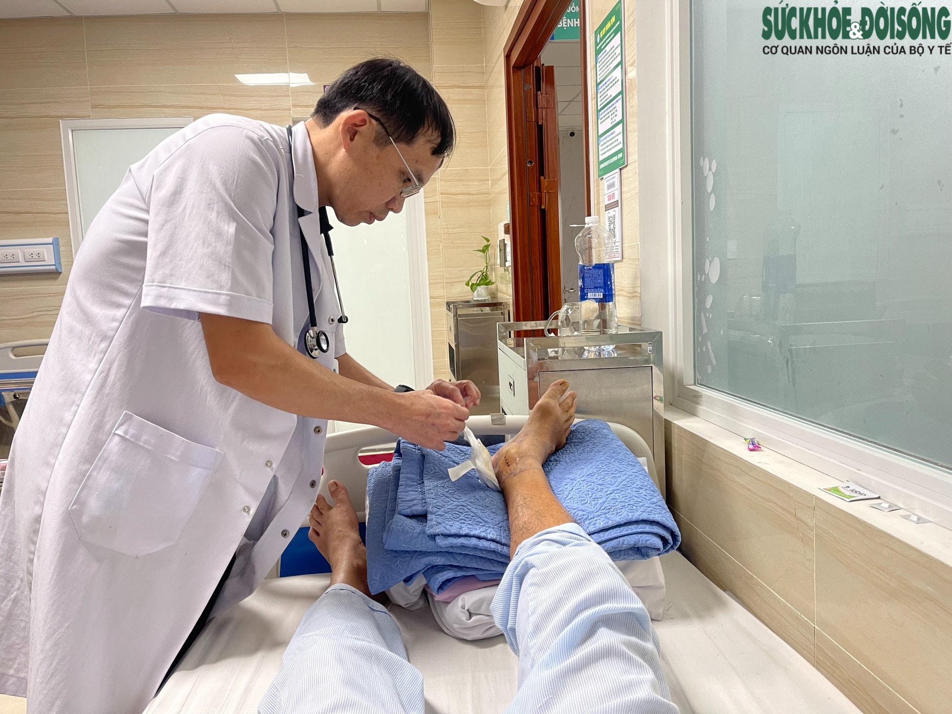 Nhiều người ‘tiền mất, tật mang’ vì mua thuốc ngoài chợ, trên mạng trị gout- Ảnh 1.